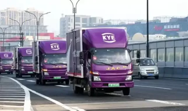 图–物流网络货运平台跨越速运成 2025 杭州马拉松物流合作伙伴–全球国际货物运输