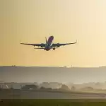 图–逆风飞行：全球航空货运如何在“黄金周”与关税夹击中重塑秩序？–全球国际货物代理有限公司