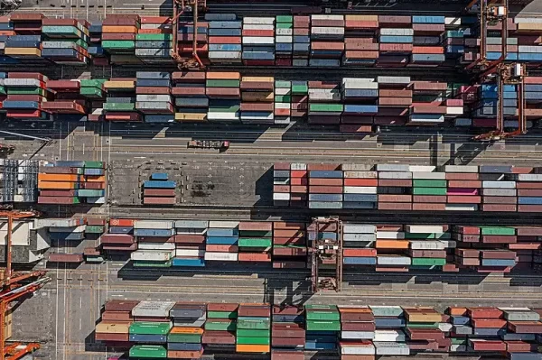 图1–中国物流动脉跃动：航空货运创新高，多式联运开启“一单通”新纪元–全球国际货物运输