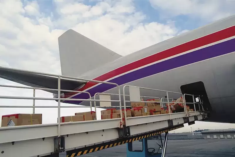 图1–航空货运“高飞”：前11月国际货量激增逾两成，巨头竞逐天空霸权–全球国际货物运输